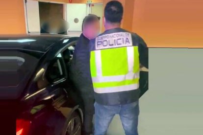 Los agentes han detenido en Torrevieja al presunto estafador