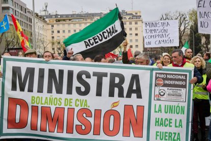 Manifestantes frente al Ministerio de Transportes