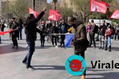 Comunistas intentando quemar una bandera de la OTAN