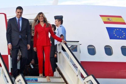 Pedro Sánchez y su mujer en el Falcon