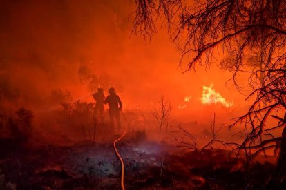 Imagen de los bomberos trabajando durante esta madrugada en la extinción del incendio - UME