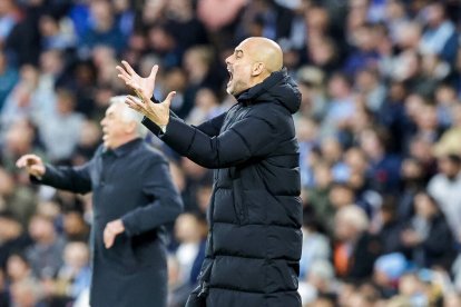 Pep Guardiola se lamenta de una situación, con Carlo Ancelotti en segundo plano.