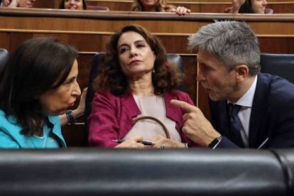 Margarita Robles y Marlaska gesticulan flanqueando a María Jesús Montero.