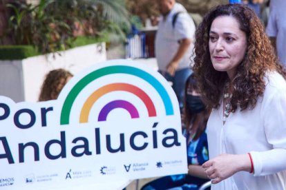 La candidata de  'Por Andalucía', Inmaculada Nieto, con el logo de la coalición durante la presentación en Sevilla.