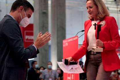 Nadia Calviño y Pedro Sánchez