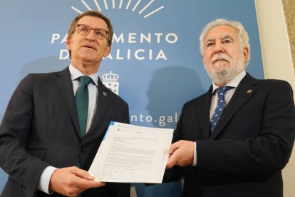 El presidente de la Xunta, Alberto Núñez Feijóo, y el titular del Parlamento gallego, Miguel Santalices