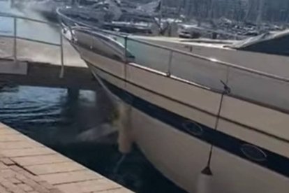 Un yate choca contra una pasarela en el PUerto de Alicante.