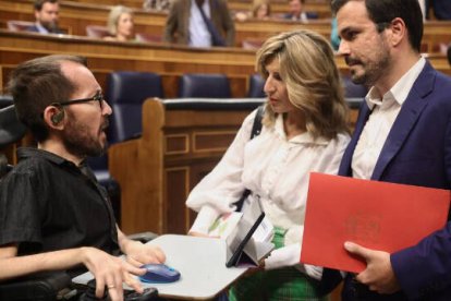 Pablo Echenique saluda a Yolanda Díaz y Alberto Garzón en el Debate del Estado de la Nación