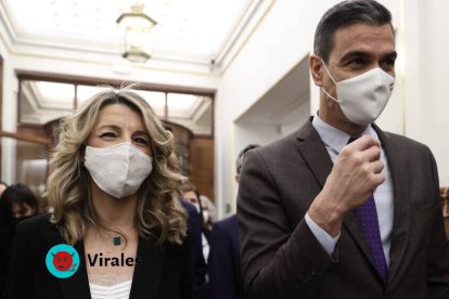 Pedro Sánchez y Yolanda Díaz en los pasillos del Congreso