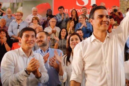 El alcalde de Burjassot, Rafa García, junto a Pedro Sánchez