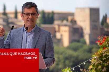 Bolaños en un acto del PSOE-A en Granada, con Juan Espadas.