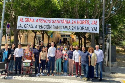 PP Gandia coloca una pancarta para exigir la atención 24 horas en el Centro de Salud del Grau.