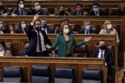 Teodoro García Egea y Cuca Gamarra en un pleno del Congreso de los Diputados.