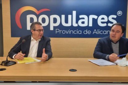 Toni Pérez y Juan Francisco Pérez Llorca en la sede provincial del PP