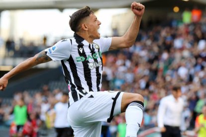 Nahuel Molina, celebrando un gol con la camiseta del Udinese.