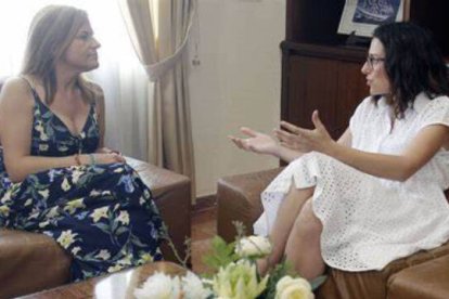 La vicepresidenta y consellera de Igualdad, Aitana Mas junto a la delegada del Gobierno Pilar Bernabé.