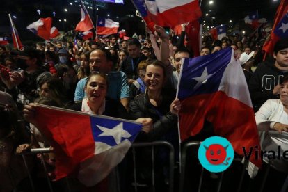 Chilenos celebrando el rechazo al texto izquierdista