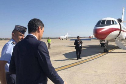 Pedro Sánchez yendo al Falcon