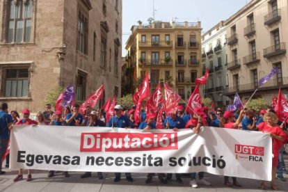 Concentración de trabajadores de Egevasa frente a la Diputación de Valencia.