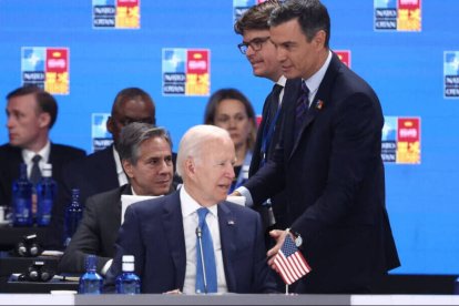 Sánchez saluda a Joe Biden en la reciente cumbre de la OTAN.