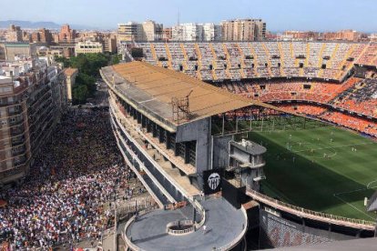 La Av de Suecia llena de valencianistas y Mestalla vacío