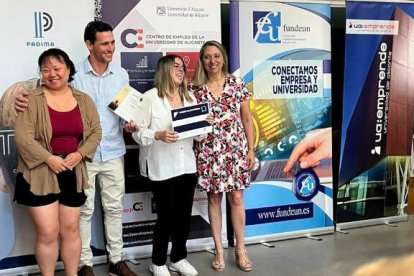 De izquierda a derecha, los emprendedores Lili Bing y Erik Muñoz, ambos estudiantes de doctorado de la UA; la ganadora de DOEACTUA 2022 Bárbara Rodríguez, promotora del proyecto RuTruck, y la vicerrectora de Transferencia, Innovación y Divulgación Científica Mª Jesús Pastor.