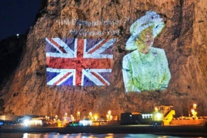 Imagen proyectada de la Reina Isabel sobre el Peñón de Gibraltar al conocer su delicado estado de salud y antes de su fallecimiento.