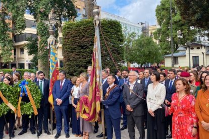 La Real Senyera con dirigentes políticos en el Parterre