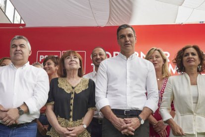 El secretario de Organización, Santos Cerdán; la presidenta del PSOE, Cristina Narbona; el presidente del Gobierno, Pedro Sánchez; y la nueva vicesecretaria general del PSOE, María Jesús Montero.