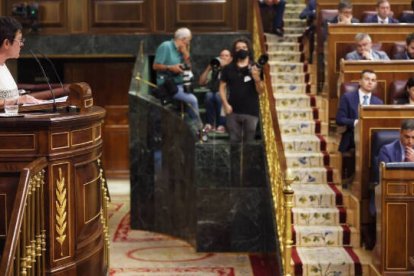 La diputada de Bildu, Merche Aizpurua, se dirige al Hemiciclo desde la tribuna del Congreso.