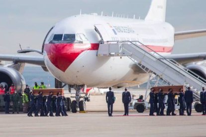 El avión militar con los restos de los periodistas asesinados, este viernes.