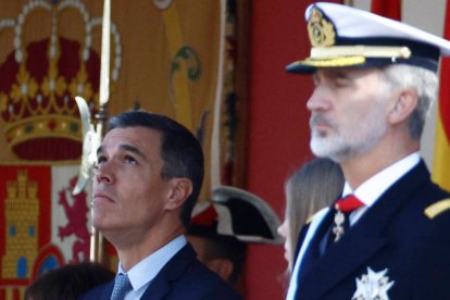 Pedro Sánchez y el Rey Felipe durante el desfile del 12 de octubre.