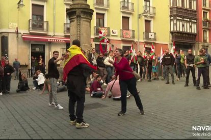 Imágenes de la agresión racista en Navarra por llevar la bandera de España