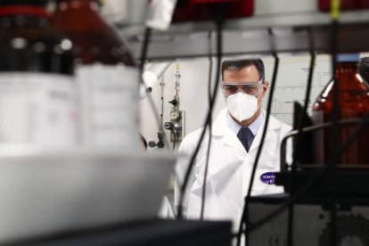 Pedro Sánchez durante su visita a la farmacéutica  Janssen Cilag.