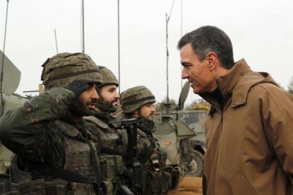 Pedro Sánchez, ante un militar que se cuadra ante él.