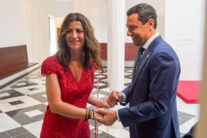 El presidente de la Junta de Andalucía, Juanma Moreno, saludando a la exdiputada de Vox, Macarena Olona.