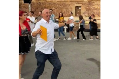 Baldoví bailando en la fiesta de Compromís en El Puig