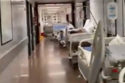 Un pasillo interno con pacientes ingresados en camas en el Hospital La Ribera.