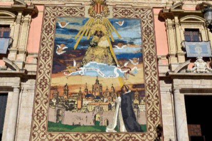 Tapiz de la Virgen en años anteriores. Este año hubo una lona