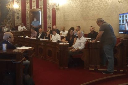 El presidente de la Asociación Herculanos, Quique Tébar, ha participado en el pleno municipal de Alicante