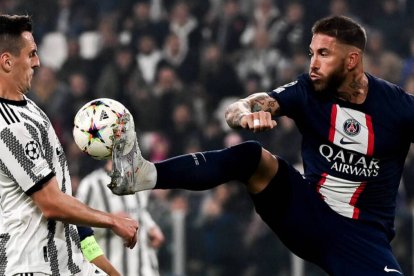 Sergio Ramos, en una acción ante Milik, en el PSG-Juventus de anoche.