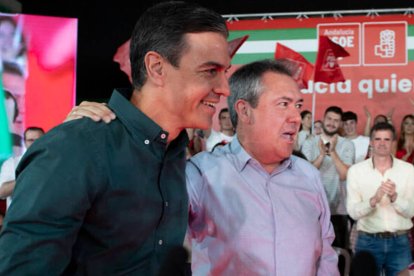 El secretario general del PSOE y presidente del Gobierno, Pedro Sánchez, con el secretario del PSOE-A, Juan Espadas.