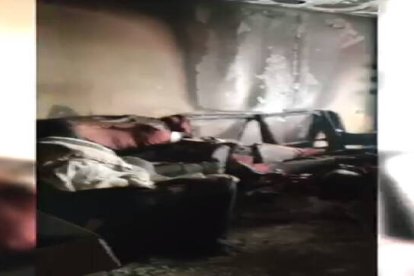 Imagen del interior del piso al entrar los bomberos