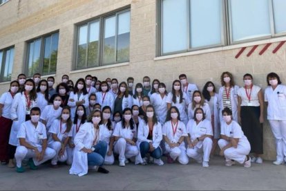 Profesionales de Ribera Salud con mascarilla rosa por el Día Internacional contra el Cáncer de Mama - RIBERA SALUD