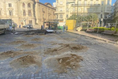 Restos de la  cremà de La Meditadora a las 10 de la mañana con el mercadillo ya montado