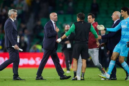 Monchi, discutiendo con miembros del Betis a la conclusión del derbi sevillano.