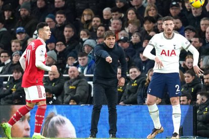 Doherty, con la camiseta del Tottenham, a la derecha, es nuevo jugador del Atlético.