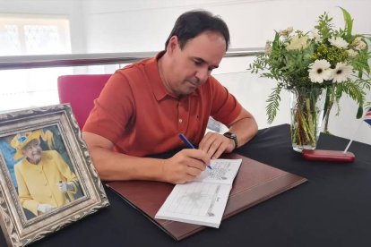 El alcalde de Finestrat, Juanfran Pérez Llorca, firmando en el libro de condolencias