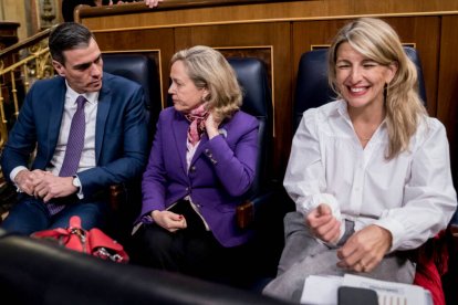 El presidente del Gobierno, Pedro Sánchez; la ministra de Asuntos Económicos, Nadia Calviño, y la ministra de Trabajo y Economía Social, Yolanda Díaz.