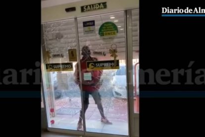 El inmigrante durante su ataque al supermercado en Ruescas.